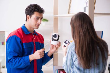 Müteahhit eve güvenlik kamerası yerleştiriyor.