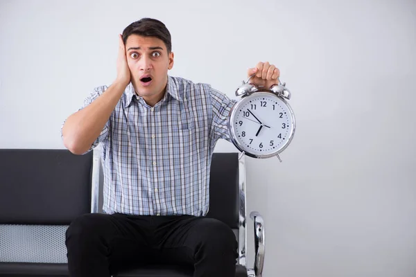 Hombre ansiosamente impaciente esperando en el vestíbulo —  Fotos de Stock