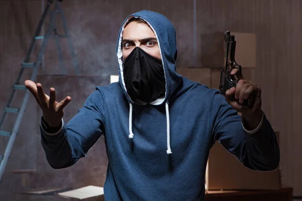 Aggressiver Mann mit Waffe trägt Gesichtsmaske — Stockfoto