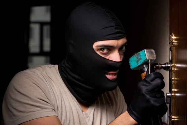 Cambrioleur portant un masque de cagoule sur les lieux du crime — Photo
