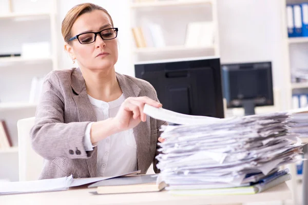 Zakenvrouw zeer druk met doorlopend papierwerk — Stockfoto