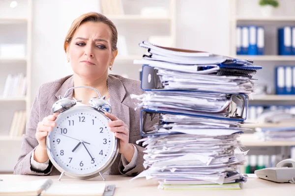 Empresária viciada em trabalho tentando terminar papelada urgente — Fotografia de Stock