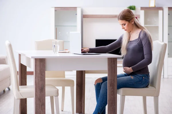 Donna incinta a casa prepararsi per il parto — Foto Stock