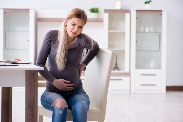 Zwangere vrouw thuis klaar voor de bevalling — Stockfoto