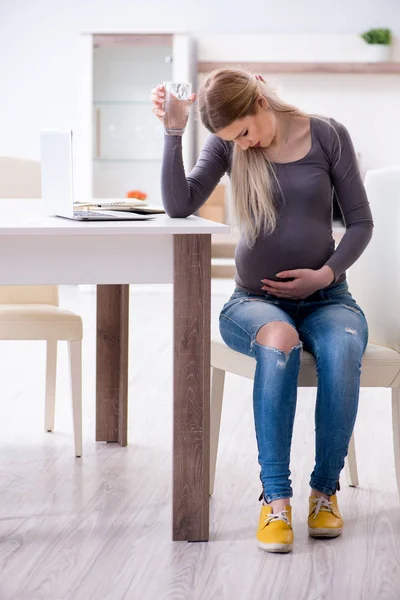 Zwangere vrouw thuis klaar voor de bevalling — Stockfoto