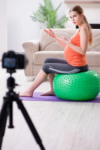Беременная женщина записывает видео для блога и блога — стоковое фото