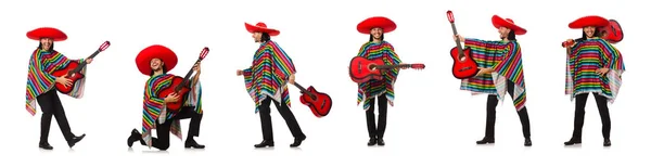 Мексиканский в ярком пончо с гитарой изолированы на белом — стоковое фото