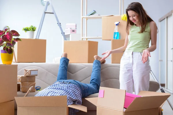 Young family moving to new apartment — Stock Photo, Image