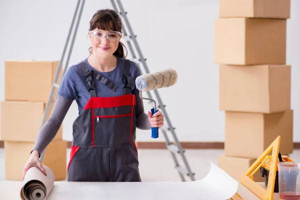 Vrouw voorbereiding voor behang werk — Stockfoto