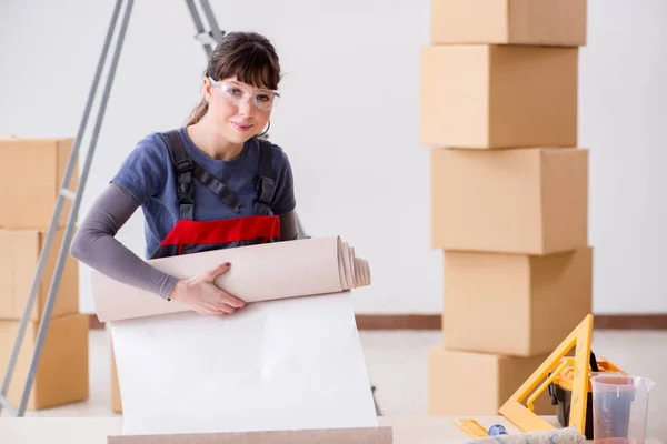 Vrouw voorbereiding voor behang werk — Stockfoto