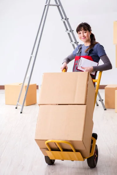 Vrouwelijke aannemer verhuisd dozen in verhuizing concept — Stockfoto