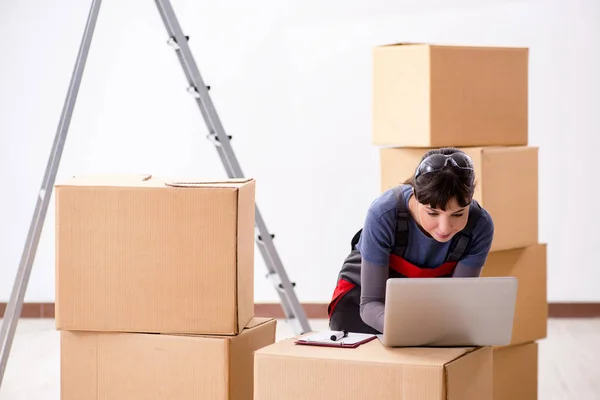 Mujer aceptando orden de reubicación de internet — Foto de Stock