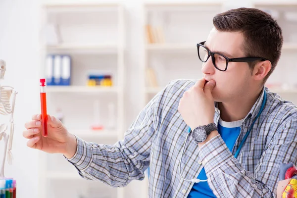 Mladý student studující chemii na univerzitě — Stock fotografie