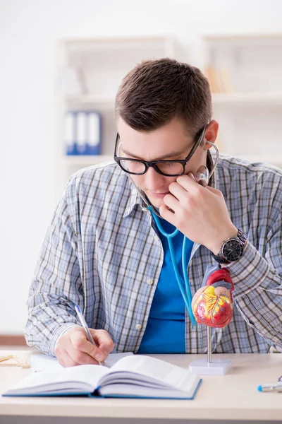 Étudiant en médecine étudiant coeur en classe pendant la conférence — Photo