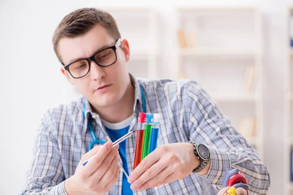 Unga studenter som studerar kemi vid universitet — Stockfoto