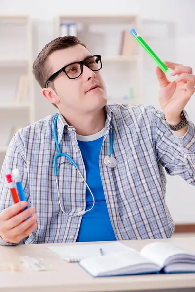 Estudiante joven estudiando química en la universidad — Foto de Stock