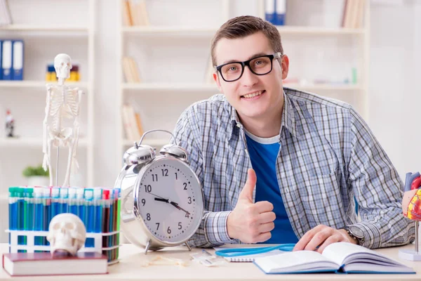 Medical student missing deadlines to complete assignment — Stock Photo, Image