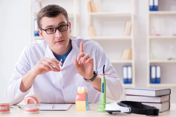 Implante dental de trabajo en laboratorio médico — Foto de Stock