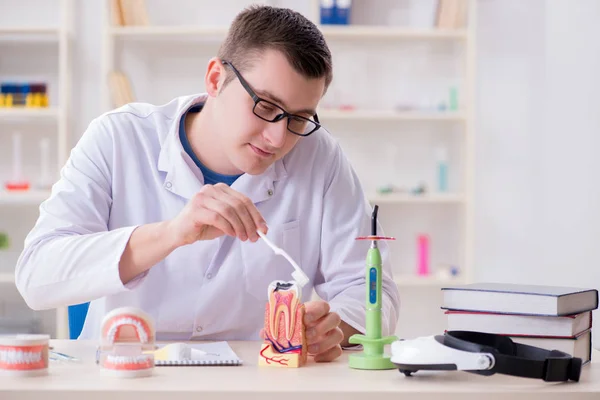 Implante dental de trabajo en laboratorio médico —  Fotos de Stock