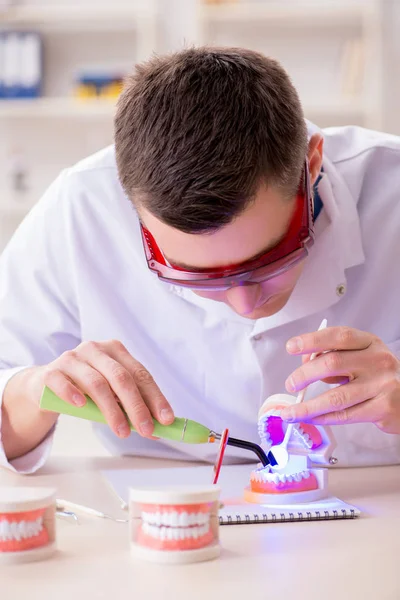 Dentiste implant dentaire de travail dans le laboratoire médical — Photo