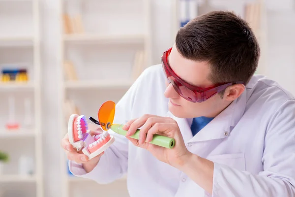 Dentista trabalhando implante de dentes em laboratório médico — Fotografia de Stock