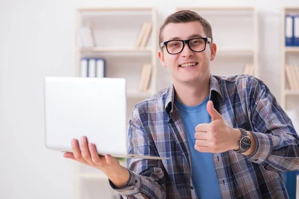 Mladý student studující přes internet v telelearning konceptu — Stock fotografie