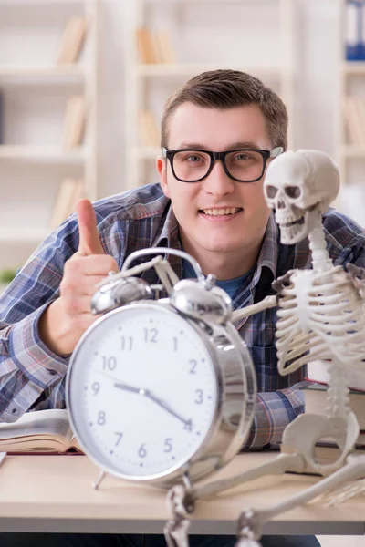 Estudiante y esqueleto preparándose para los exámenes escolares —  Fotos de Stock