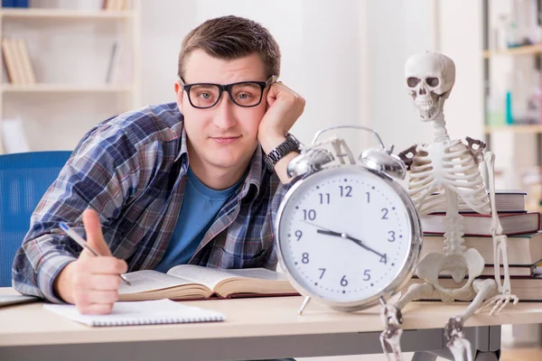 Étudiant et squelette se préparant aux examens scolaires — Photo