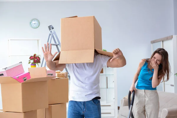 Jovem família se mudando para novo apartamento — Fotografia de Stock