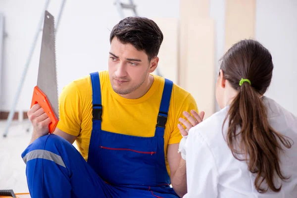 Lavoratore ferito assistito da un medico — Foto Stock