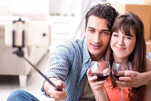 Pareja tomando selfie y bebiendo vino — Foto de Stock