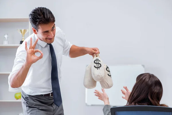 Empresario haciendo presentación con sacos de dinero —  Fotos de Stock