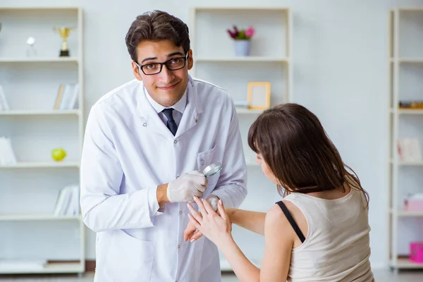 Läkare undersöker huden hos kvinnliga patienter — Stockfoto