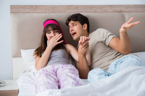 Vrouw en man in de slaapkamer — Stockfoto