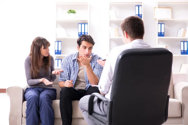 Familienbesuch beim Psychologen wegen Familienproblemen — Stockfoto