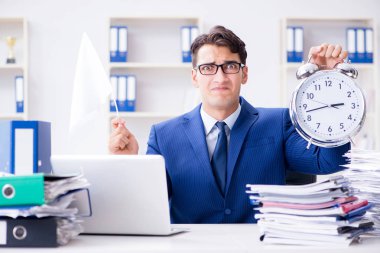 İşadamı beyaz bayrak sallıyor ve pes ediyor.