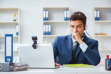 Ofiste çalışan genç bir yardım görevlisi.