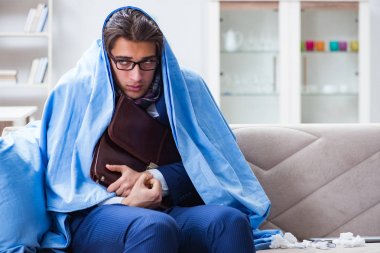 Hasta bir çalışan evde kalıyor ve bacadan acı çekiyor.