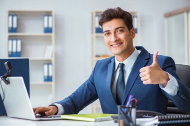 Ofiste çalışan genç bir yardım görevlisi.