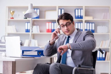 Ofiste çalışan engelli işadamı