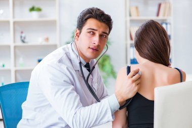 Doktor steteskopla hastayı kontrol ediyor.