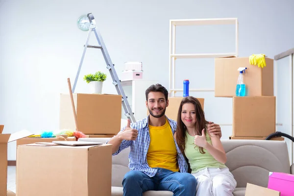 Junges Paar zieht unter Hypotheken in neue Wohnung — Stockfoto