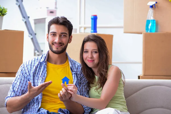 Jovem par se mudando para novo apartamento sob hipoteca — Fotografia de Stock