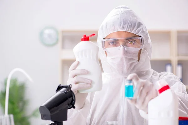 Chimiste vérifiant la qualité des fournitures de salle de bain — Photo