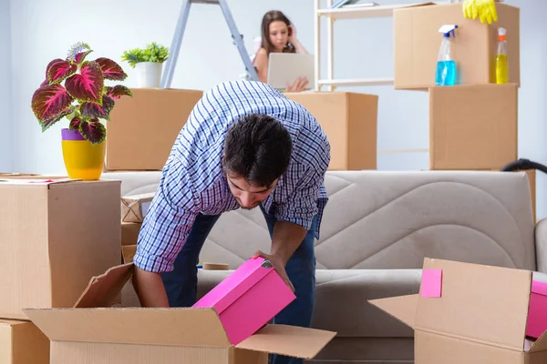 Young family moving to new apartment — Stock Photo, Image