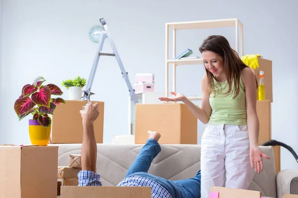 Jovem família se mudando para novo apartamento — Fotografia de Stock