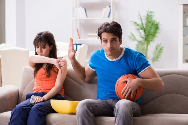 妻とバスケットボールを見ている男 — ストック写真