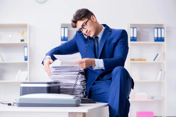 Businessman making copies in copying machine — Stock Photo, Image