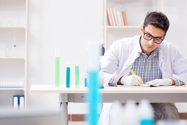 Estudante de química fazendo experiências químicas em sala de aula activi — Fotografia de Stock