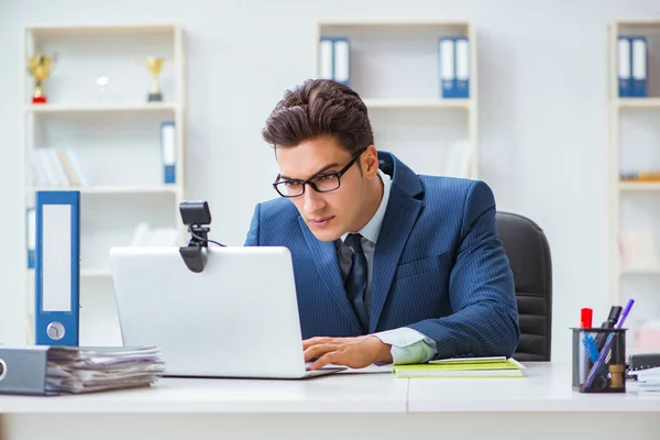 Jonge helpdesk operator aan het werk — Stockfoto